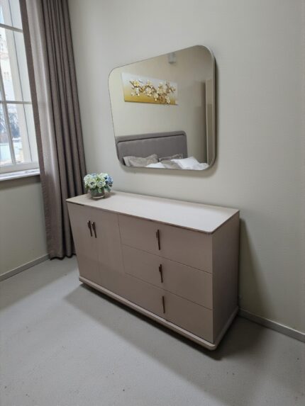 kumode ar spoguli tarz